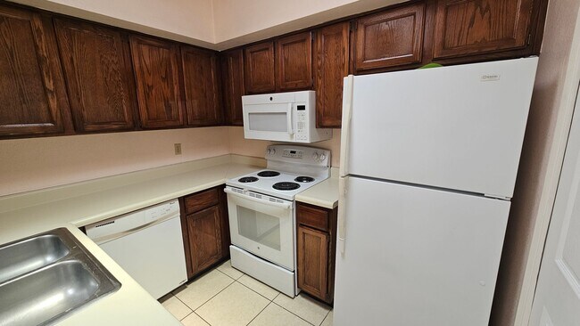 Building Photo - Updated 2 bedroom, 2 bath townhouse in Sahuara Village.