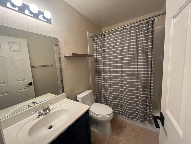 Building Photo - Charming Oversized 2 Bed, 2 Bath Townhouse...