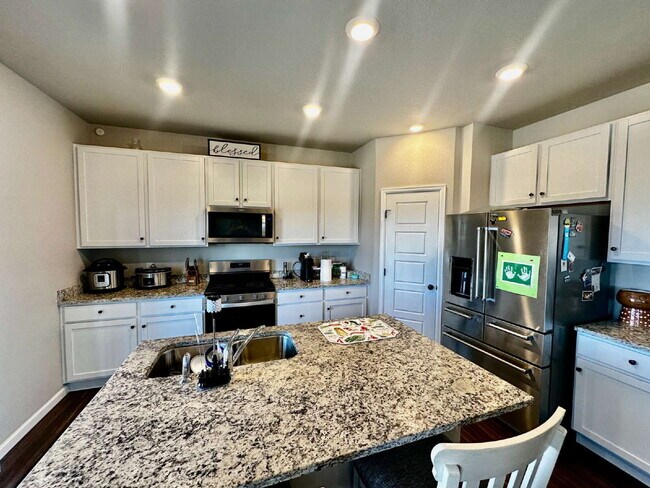 Building Photo - "Experience Spacious Living: 5-Bed, 3-Bath...