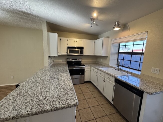 Building Photo - 2br Chandler condo in Daybreak