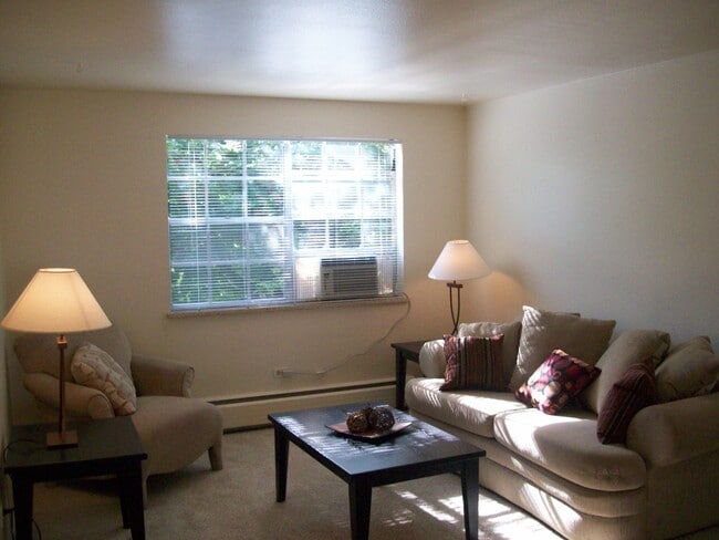 Building Photo - 2356 S Linden Ct