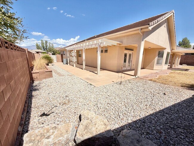 Building Photo - 988 E Silver Falls Dr