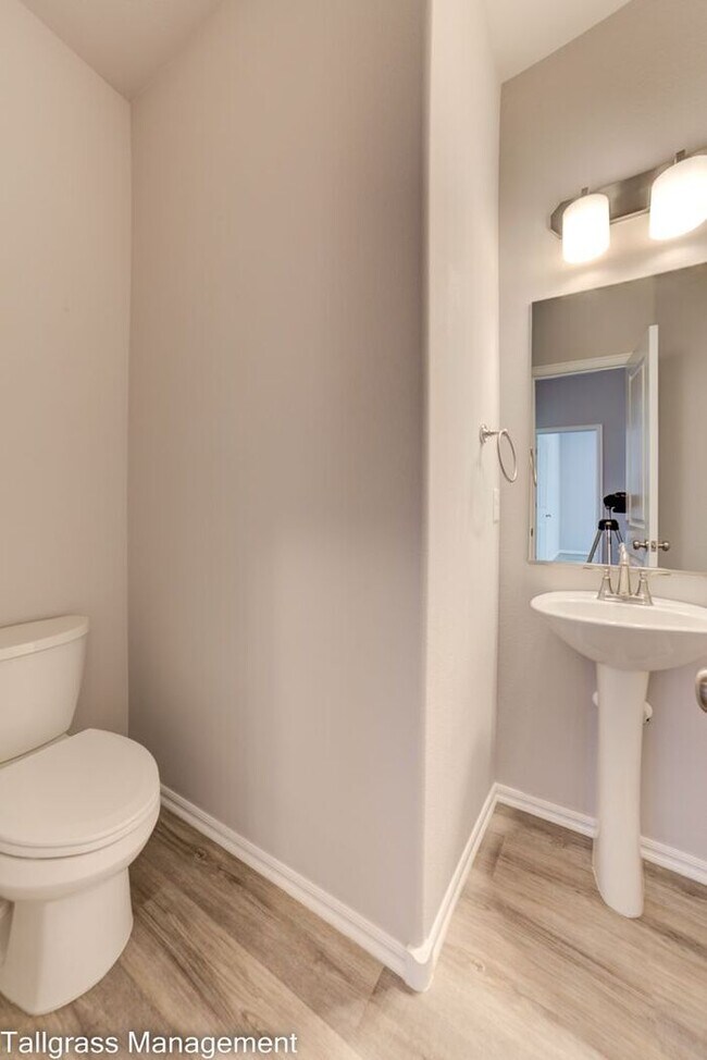 Building Photo - Gorgeous 4/2.5/2 on a corner lot!