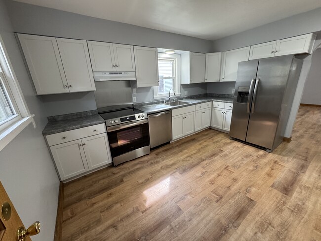 Kitchen - 937 Clarence Ct