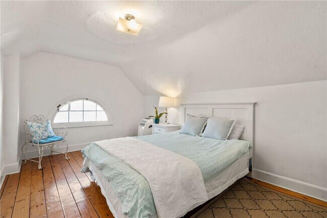 Building Photo - 34 Bull St