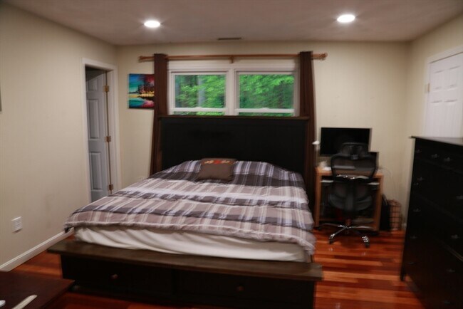 Building Photo - 45 Winterberry Way