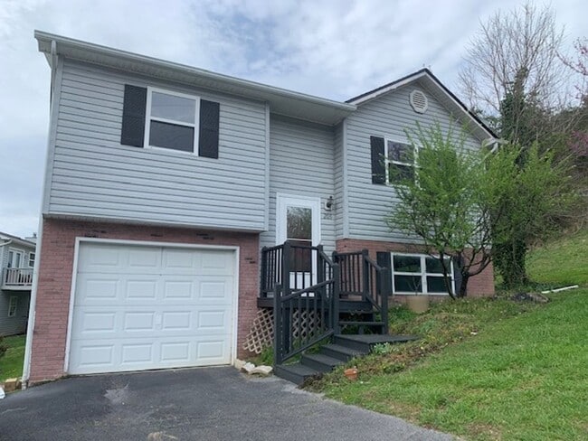 Primary Photo - 205 Copper Hill Dr