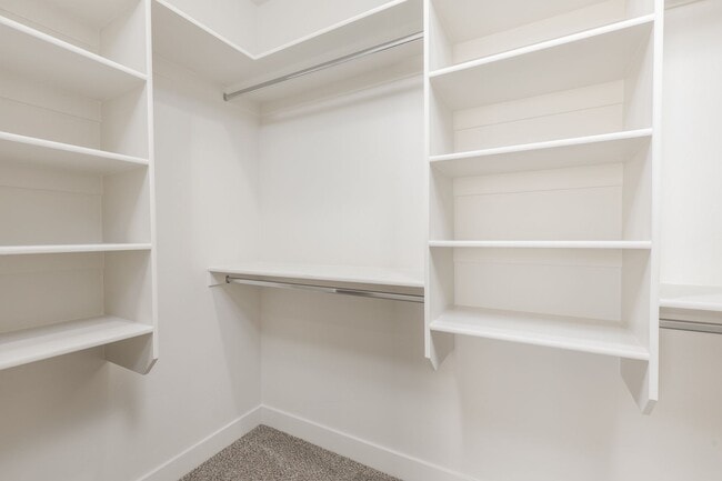 Building Photo - Pet Friendly! - Charming 3 Bedroom Townhome