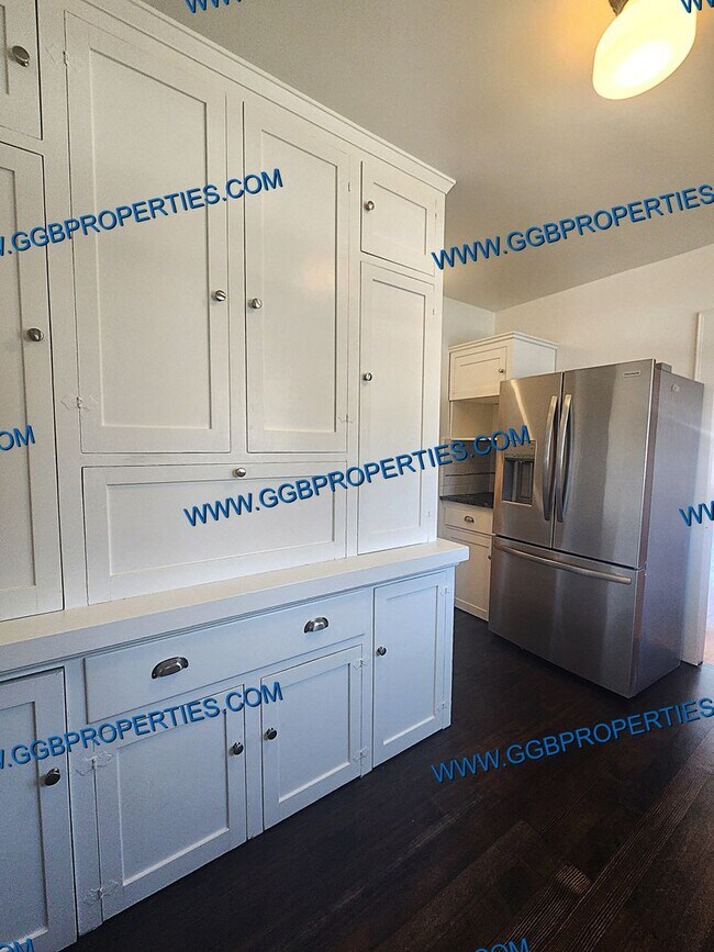Building Photo - Come See this SAT! 06/27/26 - Live the Belmont Shore Lifestyle! Spanish 2 Bedroom / 1 Bath Home w...