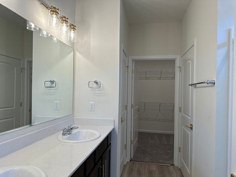Building Photo - 1242 Fairstone Dr