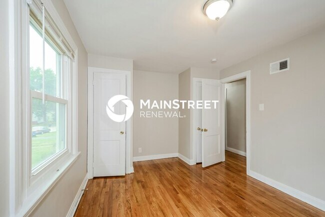 Building Photo - 3 Bedroom Pet-Friendly Home in St. Louis, MO with Main Street Renewal