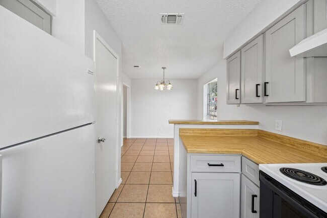 Building Photo - Crisp & Updated 2BR with Private Laundry