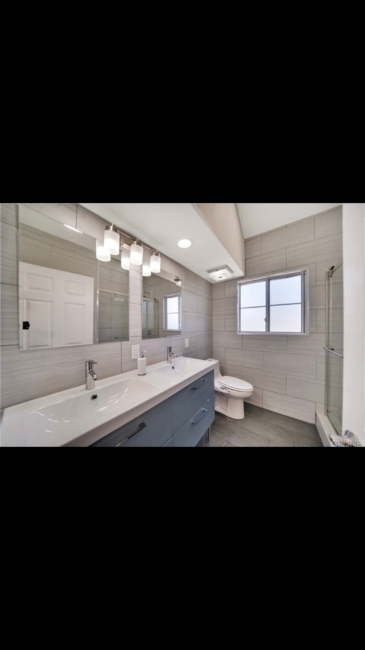 Building Photo - 2950 S Bentley Ave