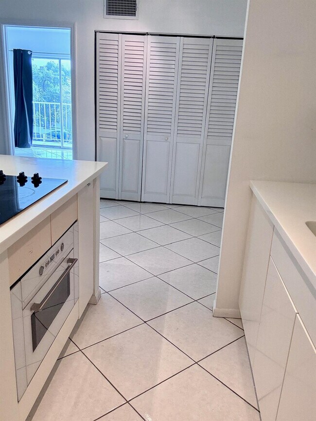 Building Photo - 1407 NE 56th St