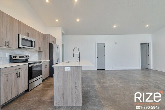 Building Photo - 3359 S 900 E
