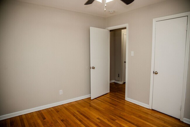 Building Photo - 1905 Grayland Ave