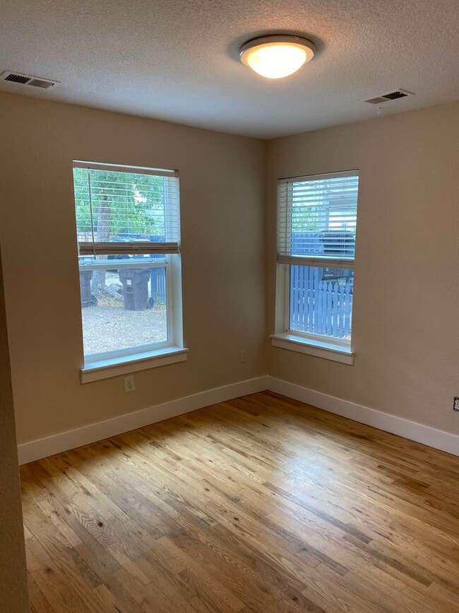 Building Photo - Available for 2026-2027 Fall Pre-Leasing! ...