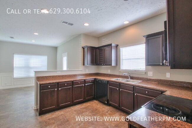 Building Photo - 3365 Tourmaline Dr