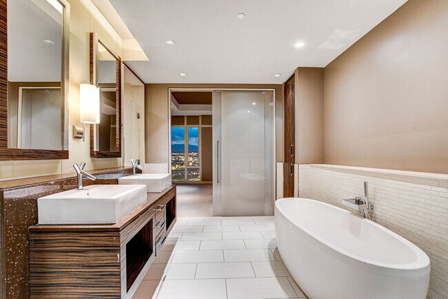 Building Photo - Waldorf Astoria 2711-City/Mtn views from t...