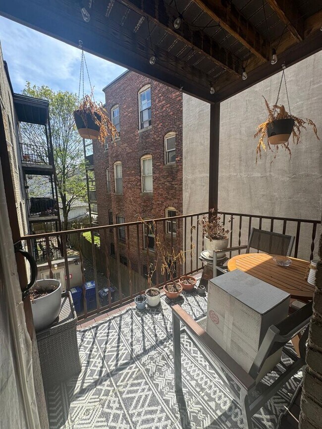 Building Photo - 2BR 1Bth unit. Heat/Hot Water included. Great location!