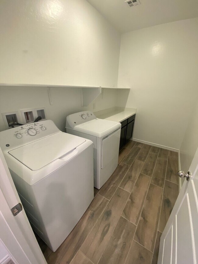 Building Photo - Beautiful 4 bed/3.5 bath home located in N...