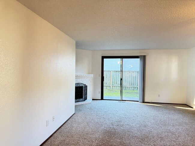 Building Photo - Bright & Beautiful Townhome- Fully Remodeled Kitchen and Bathrooms - Spacious Yard!