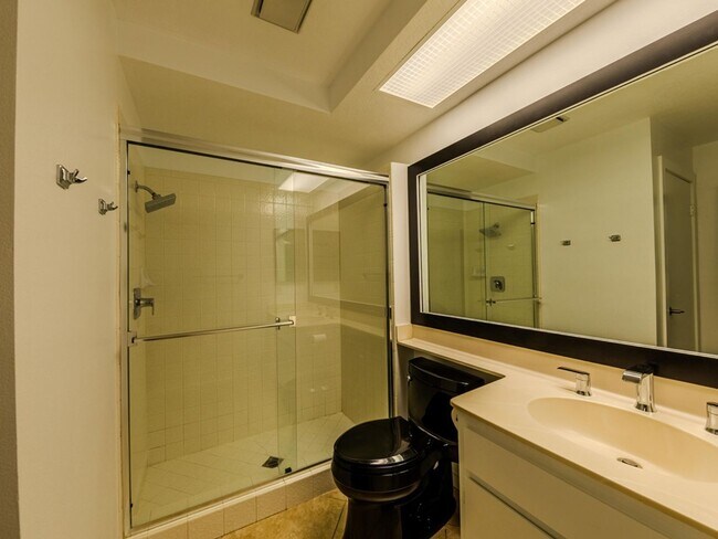 Building Photo - Sought after 2 bedroom 2 bath upstairs con...