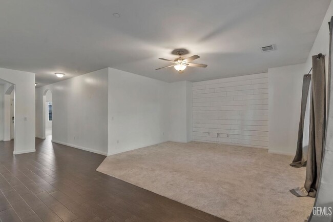 Building Photo - NW Home w/Pool & Firepit!
