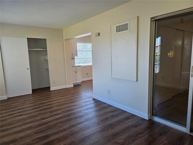 Building Photo - 2448 Columbia Dr