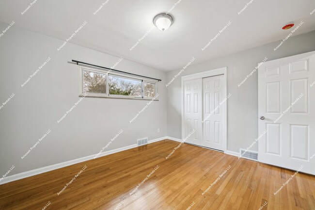 Building Photo - Rare Rental Opportunity in Oak Park