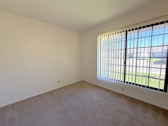 Building Photo - Desirable South East Three Bedroom Home