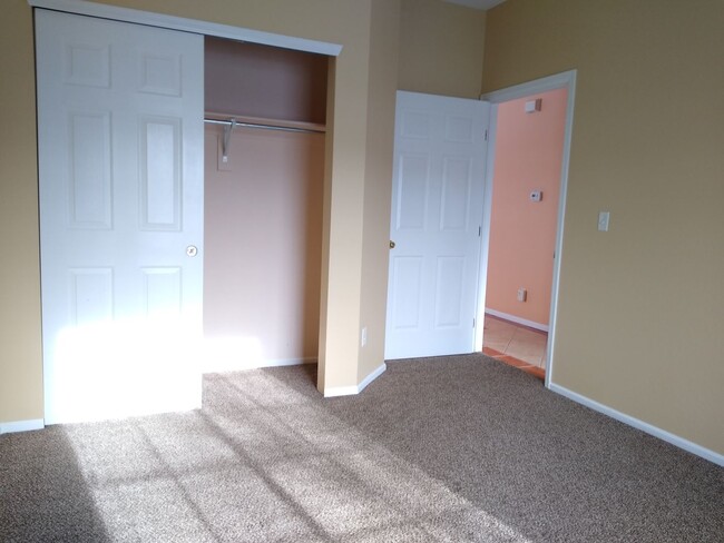 Building Photo - Super 2 Bedroom 2 Bath Townhome with 2 Car...