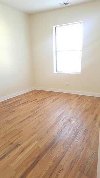 Building Photo - 2243 W Rosemont Ave