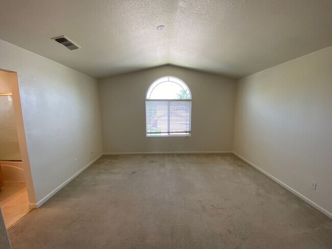 Building Photo - Spacious & Nice!