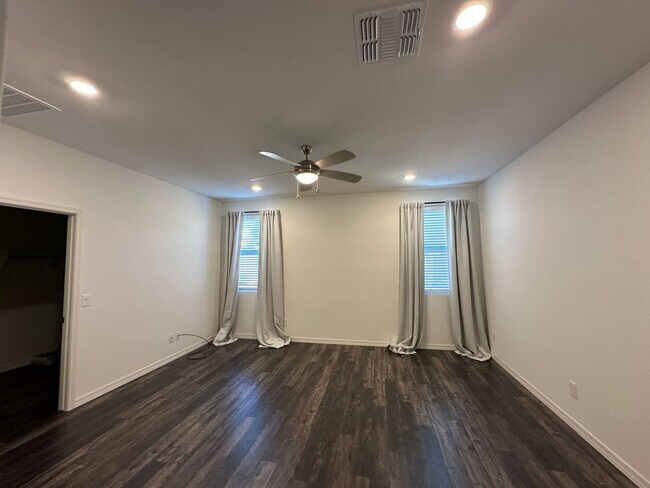 Building Photo - 3 BEDROOM HOME IN DESERT OASIS IN SURPRISE