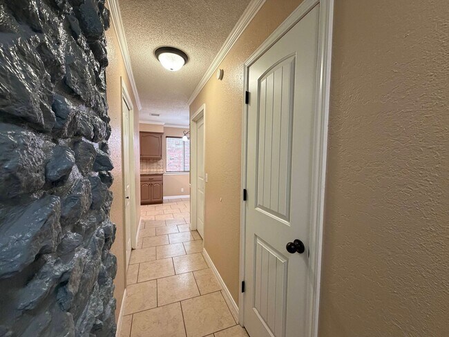 Building Photo - 3-bedroom, 2-bath rental in the heart of Tulsa, located in the highly desirable Union School Dist...