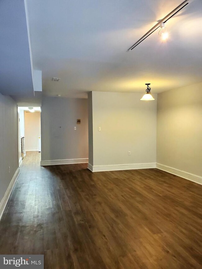 Building Photo - 12 E Mt Vernon Pl