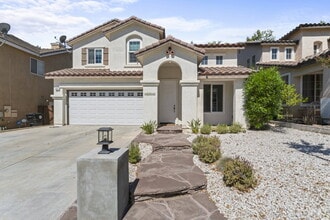 Building Photo - "Spacious 3-Bedroom Retreat with Modern Co...