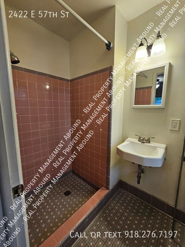 Building Photo - 2422 E 57th St