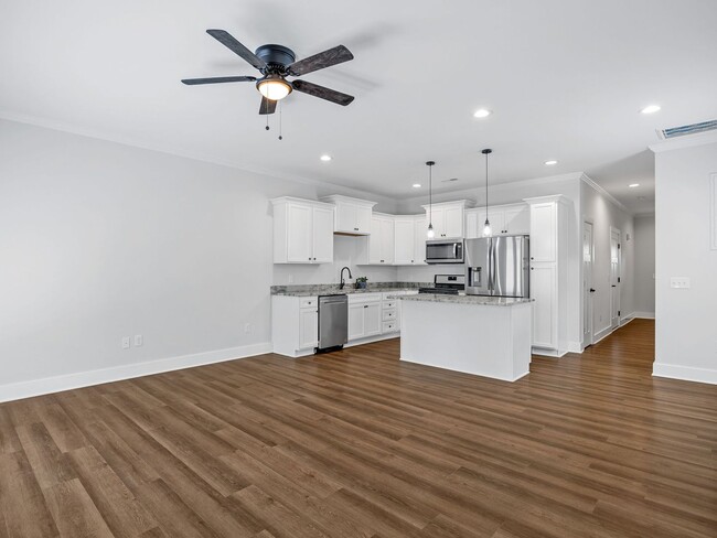 Building Photo - 3 Bed, 2.5 Bath - Lucky Penny End Unit
