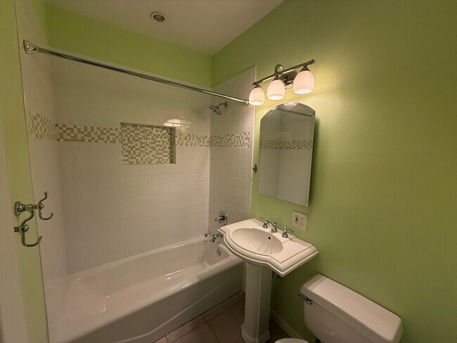 Building Photo - 2522 Chantilly Ave