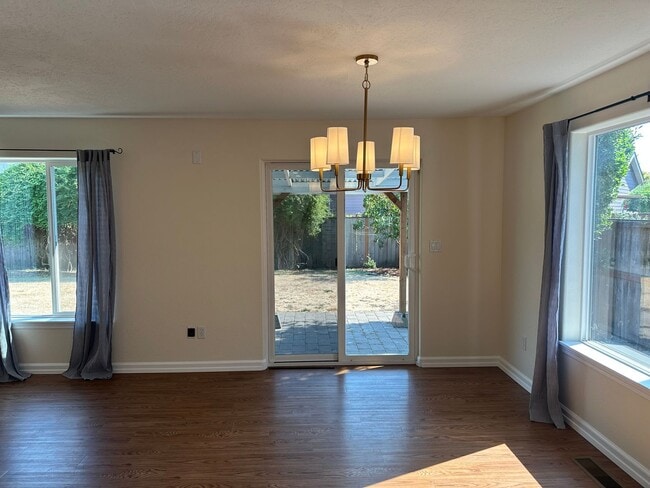 Building Photo - Beautiful 3 bedroom 2 bathroom house in a ...