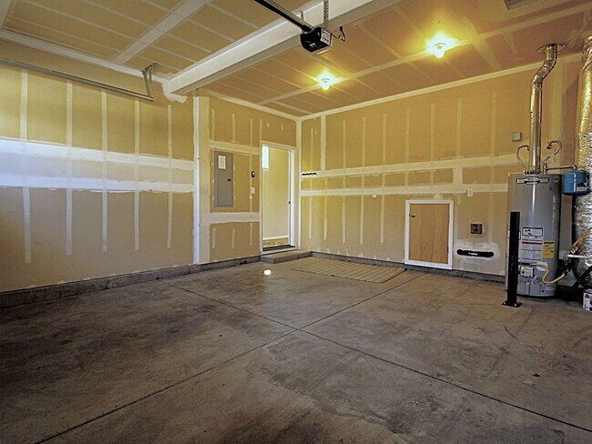 Building Photo - Modern 3x2.5 End Unit Townhome Retreat in NE Bend