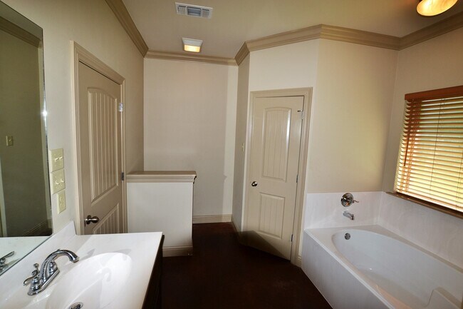 Building Photo - 4836 Rollins Rd
