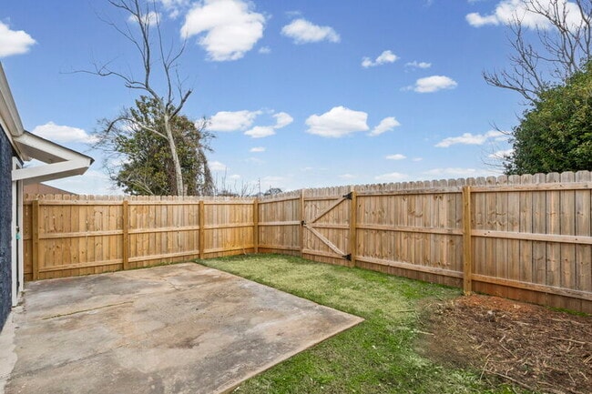 Building Photo - 934 Garibaldi St SW