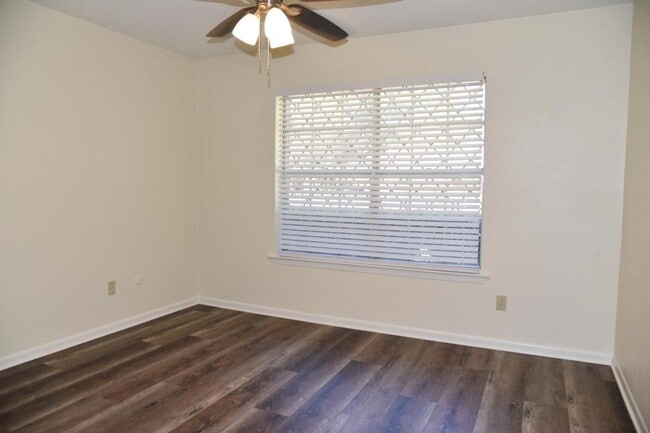 Building Photo - 713 Oxford Ave