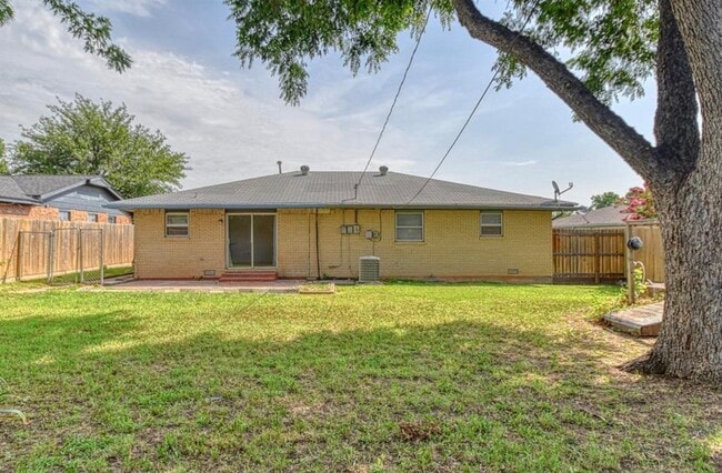 Building Photo - 314 NW Compass Dr