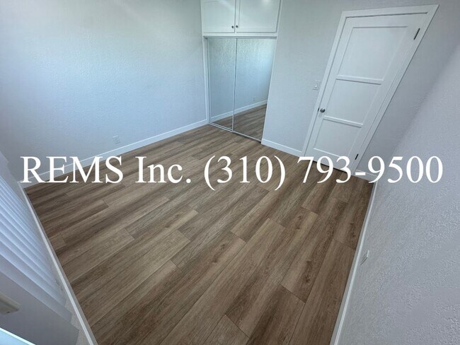 Building Photo - 25021 Oak St