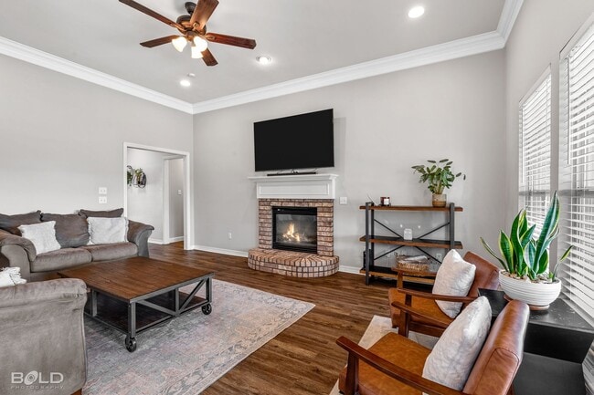 Building Photo - Check Out this 4 bed 2 bath