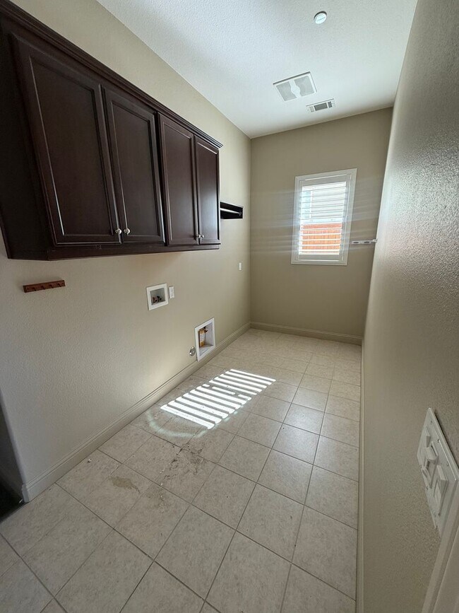 Building Photo - 955 Romneya Ln